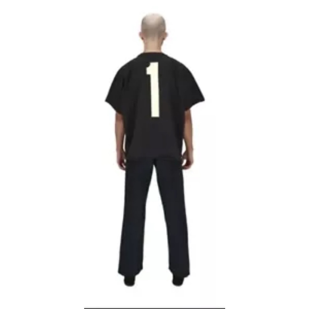 Size 3 Yeezy one box t (T-shirt)